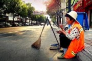 娱乐吃瓜酱环卫工人,默默守护城市清洁的“吃瓜酱”英雄
